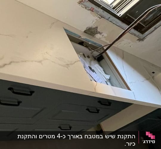 משטח שיש לבן עם עורקים אפורים במטבח